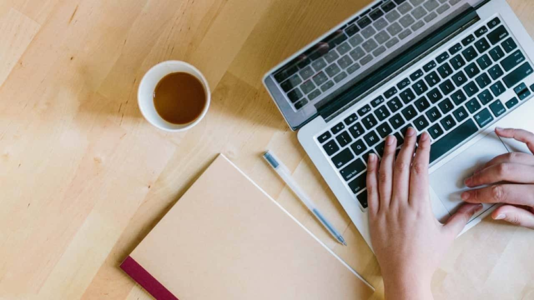 Sales Scripts vs. Improvised Pitches: Pros and Cons